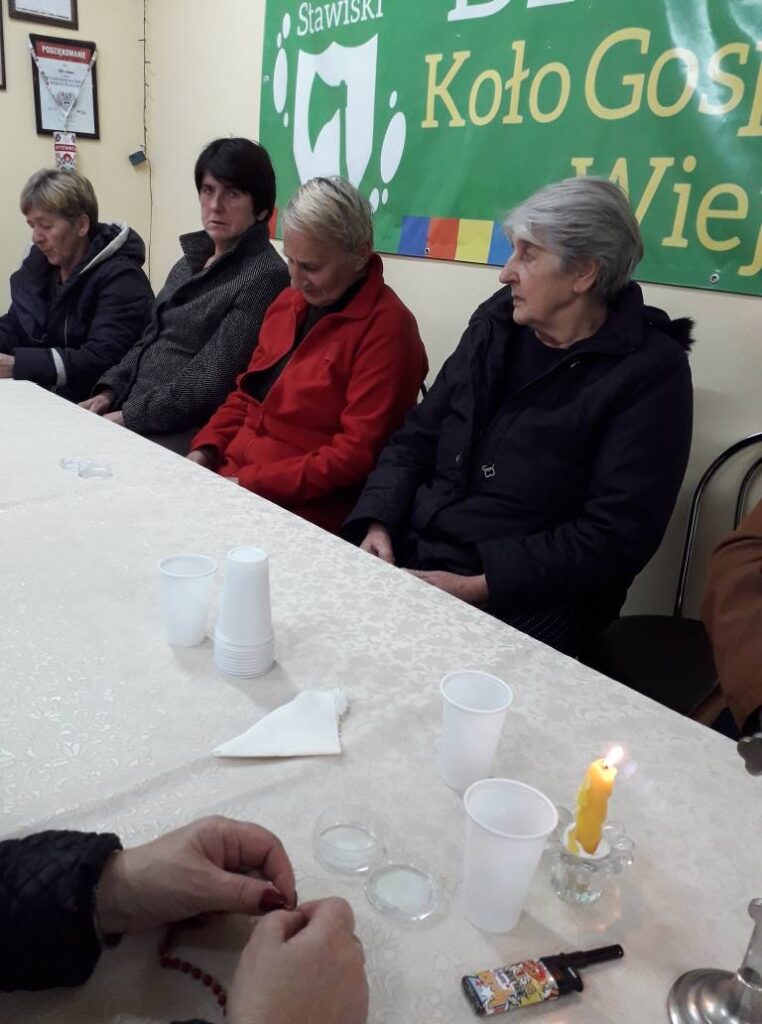 Koło nasze jak do tańca tak i do różańca. Spełniamy październikowy obowiązek (6).jpg