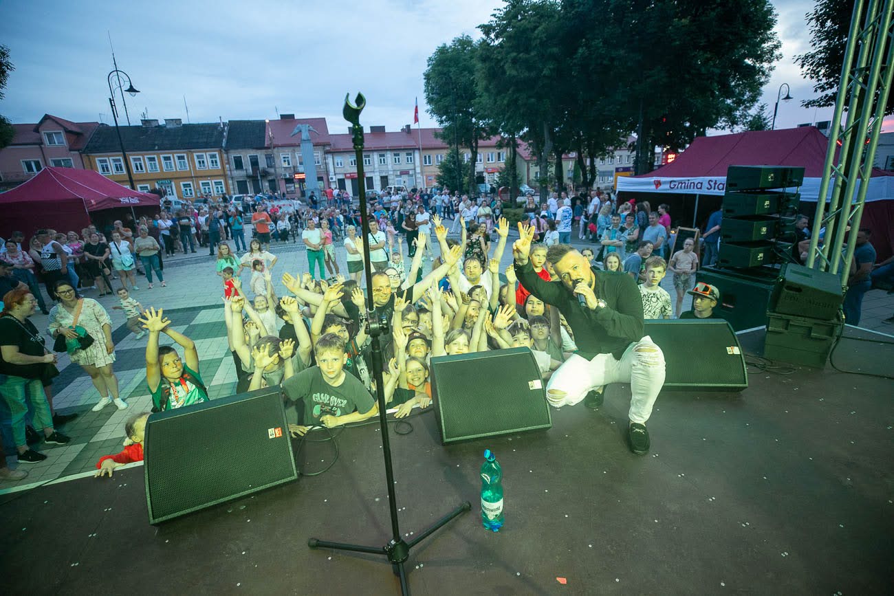 Ludzie bawią się pod sceną na Jarmarkach w parku